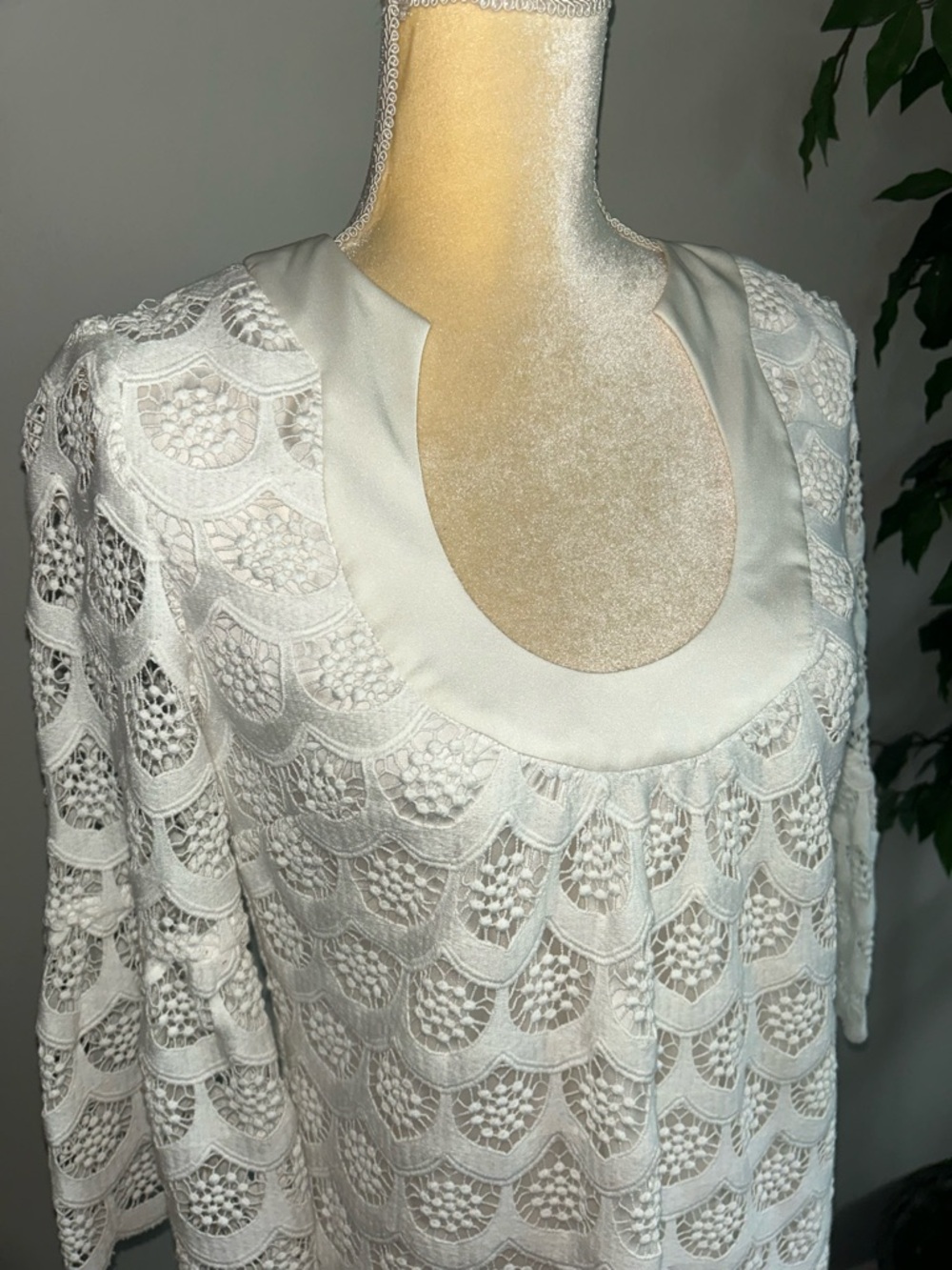 NEW Trina Turk White Lace Crochet Scallop Shift Dress Sz 2 - Picture 2 of 7